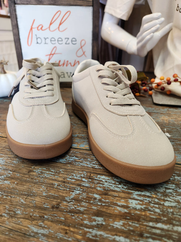 Retro Sneaker in Cream