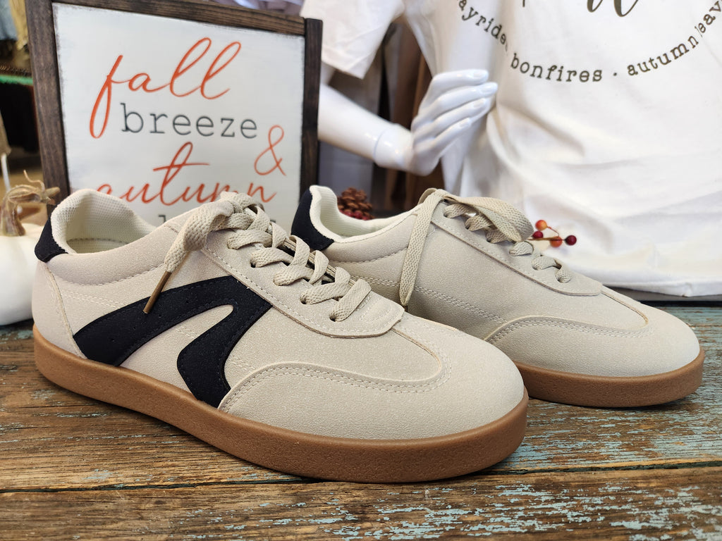 Retro Sneaker in Cream