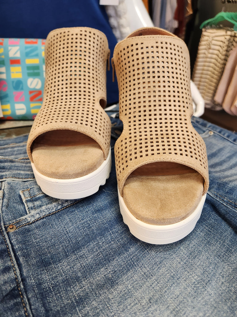 Amy Sandal by Very G