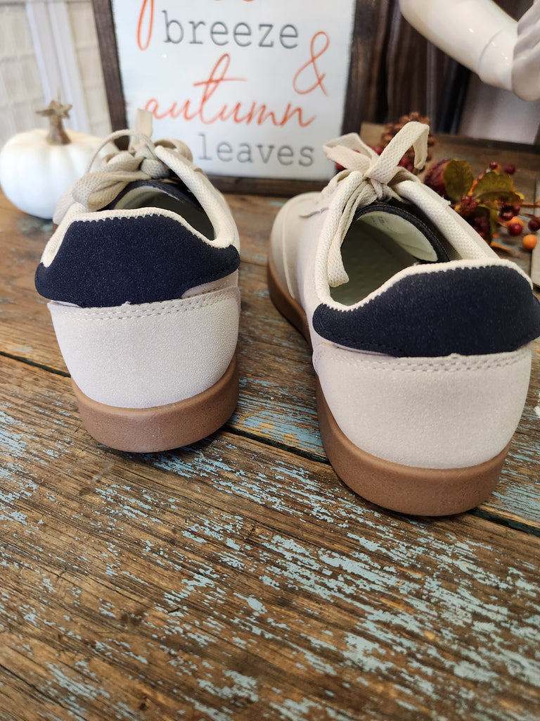 Retro Sneaker in Cream