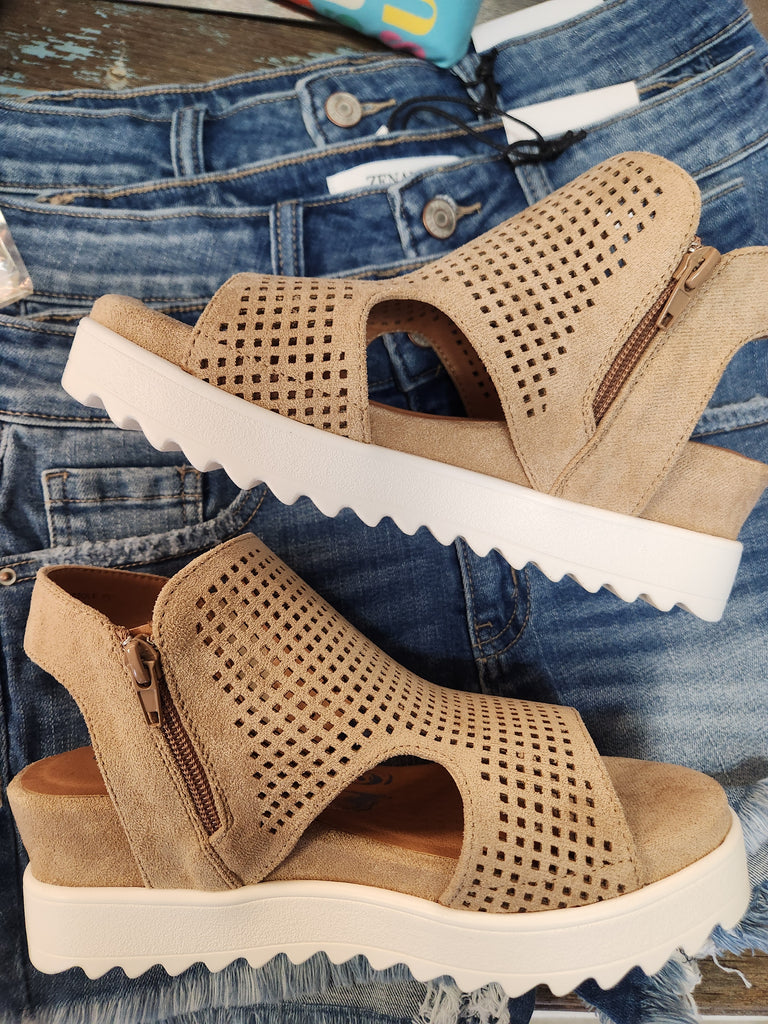 Amy Sandal by Very G