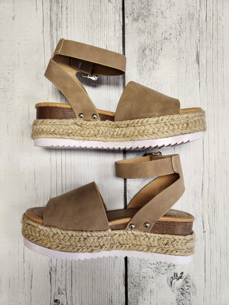 Feeling Cute Sandal in Taupe